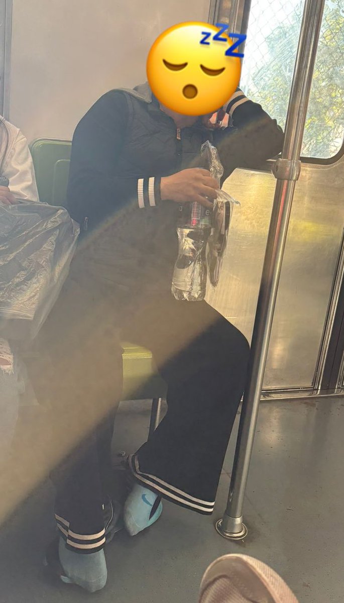 osvaphoto's tweet photo. Primero la comodidad! 
#MexicoMagico #MetroCDMX #STCM https://t.co/2Cz2eAikJC