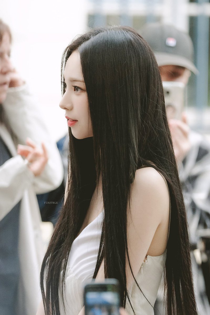 lovingujimin_'s tweet image. 카리나 옆태? 그냥 ‘느껴’…