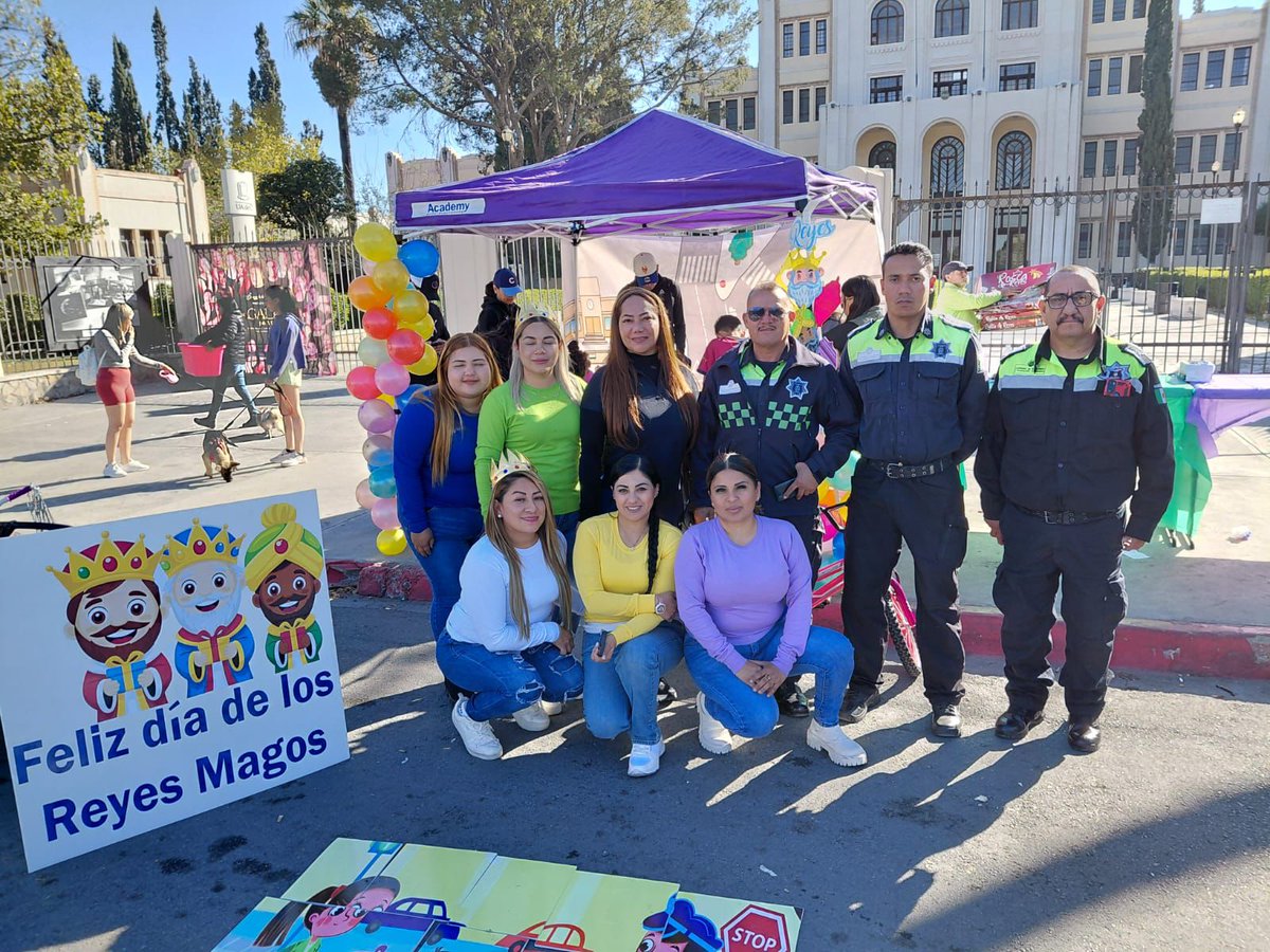 Durante el fin de semana, la Comisaría de Seguridad reforzó la presencia policial mediante acciones de proximidad social en plazas comerciales, la Ruta Recreativa y el mercado de la colonia Mirasierra.
La cercanía con la ciudadanía fortalece la tranquilidad en Saltillo.
