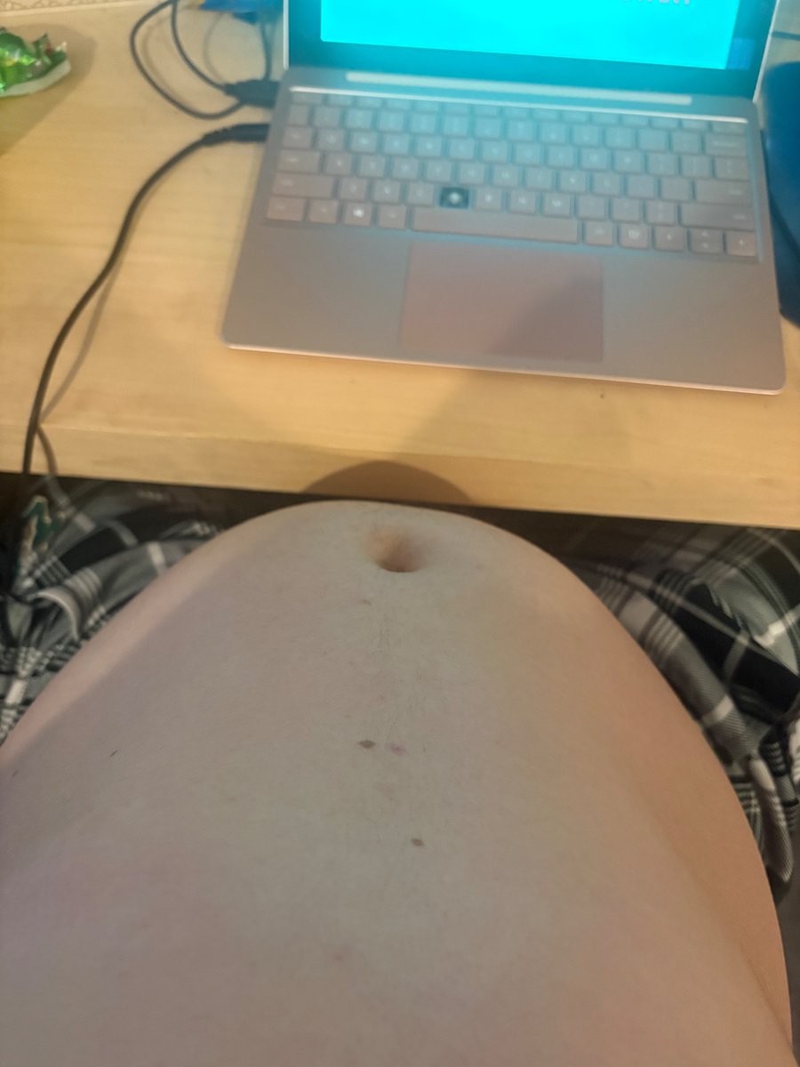 HugoFlipzGut's tweet photo. Proof 

I’ve gotten so chubby off all of the holiday food https://t.co/CXuC79XgIS