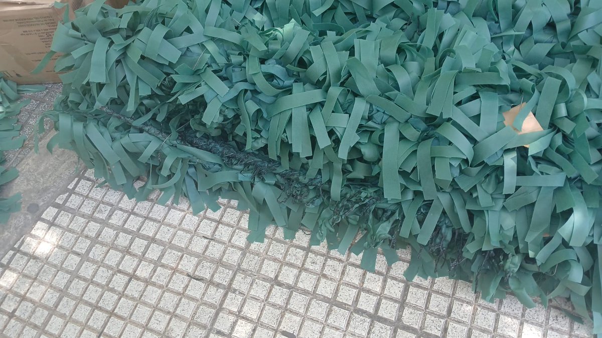 Capital ordenó desarmar los árboles de Navidad ubicados en Peatonal y San Martín y en la Plaza Independencia. #HoyPorHoy <a href="/MatiasGomezEnX/">Matías Gómez</a>