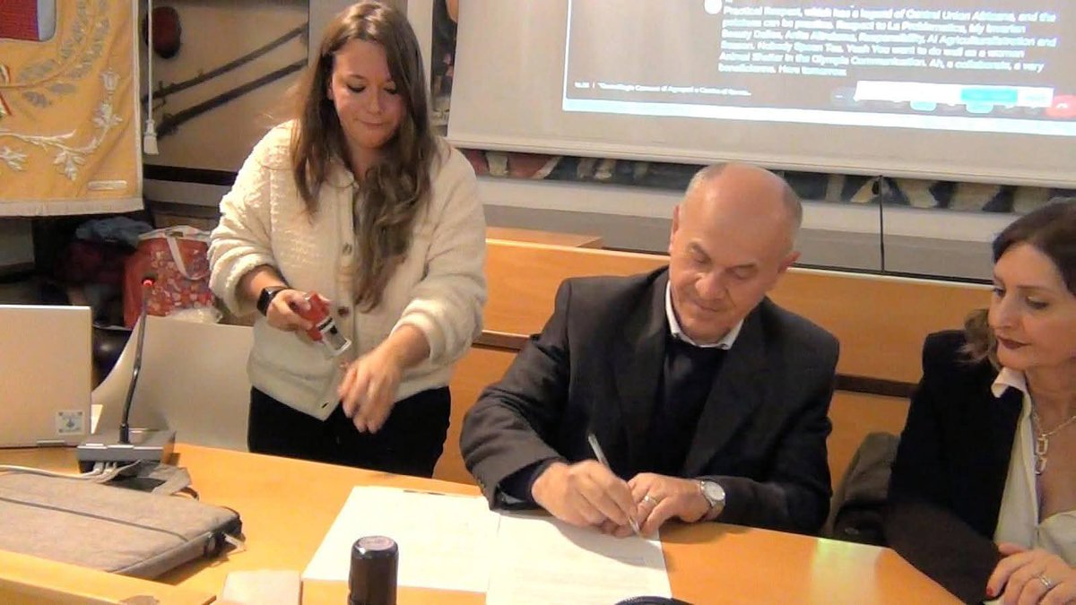 CasaBio2's tweet photo. Le maire de la ville d’Agropoli, Roberto Antonio Mutalipassi, et la coordinatrice de notre projet, Francesca Bove, ont officialisé un protocole de jumelage. Cet accord se traduira par des projets concrets, créant un cercle vertueux de durabilité entre le Cilento et l'Afrique. https://t.co/s5Lj7H6w3i