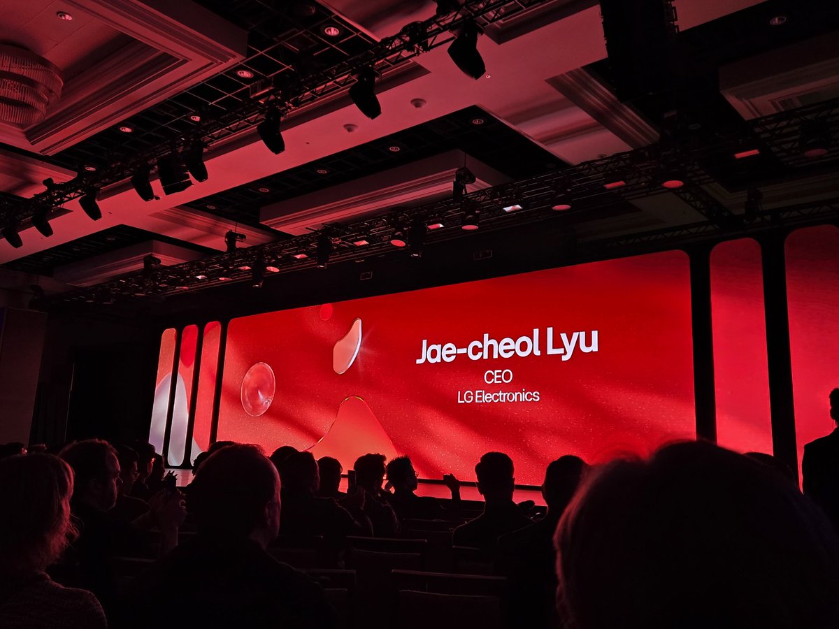 Richard_Revelo's tweet photo. Jae Cheol Lyu, CEO global de @LGUS, destacó que la compañía plantea como principal apuesta para el 2026 el uso de IA enfocada en ahorro de tiempo para los usuarios de su ecosistema. @ELTIEMPO #CES26 #AI https://t.co/hrz742M2mE