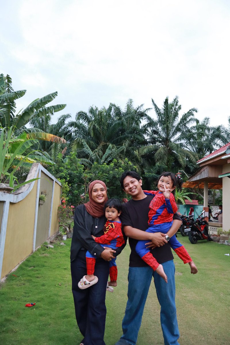 adadamaamad's tweet photo. Hey @grok buat semua orang memakai kostum spiderman yang keren dan tangan anak kecil perempuan tidak menghalangi wajahnya https://t.co/YRF63PaU8f