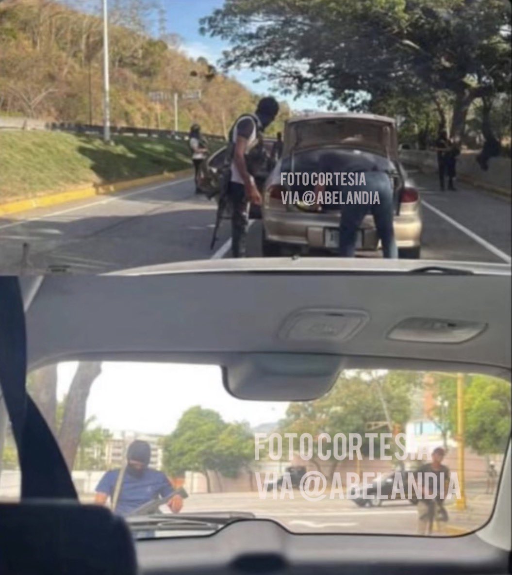 Alerta: Me envían estás Imagenes de cortesía para que les informe que desde hace aprox. 30 minutos; colectivos armados se encuentran en la Cota Mil y en Altamira, parando vehículos, exigiendo teléfonos y revisando carros. Hay poca afluencia de vehículos, tomen previsiones.