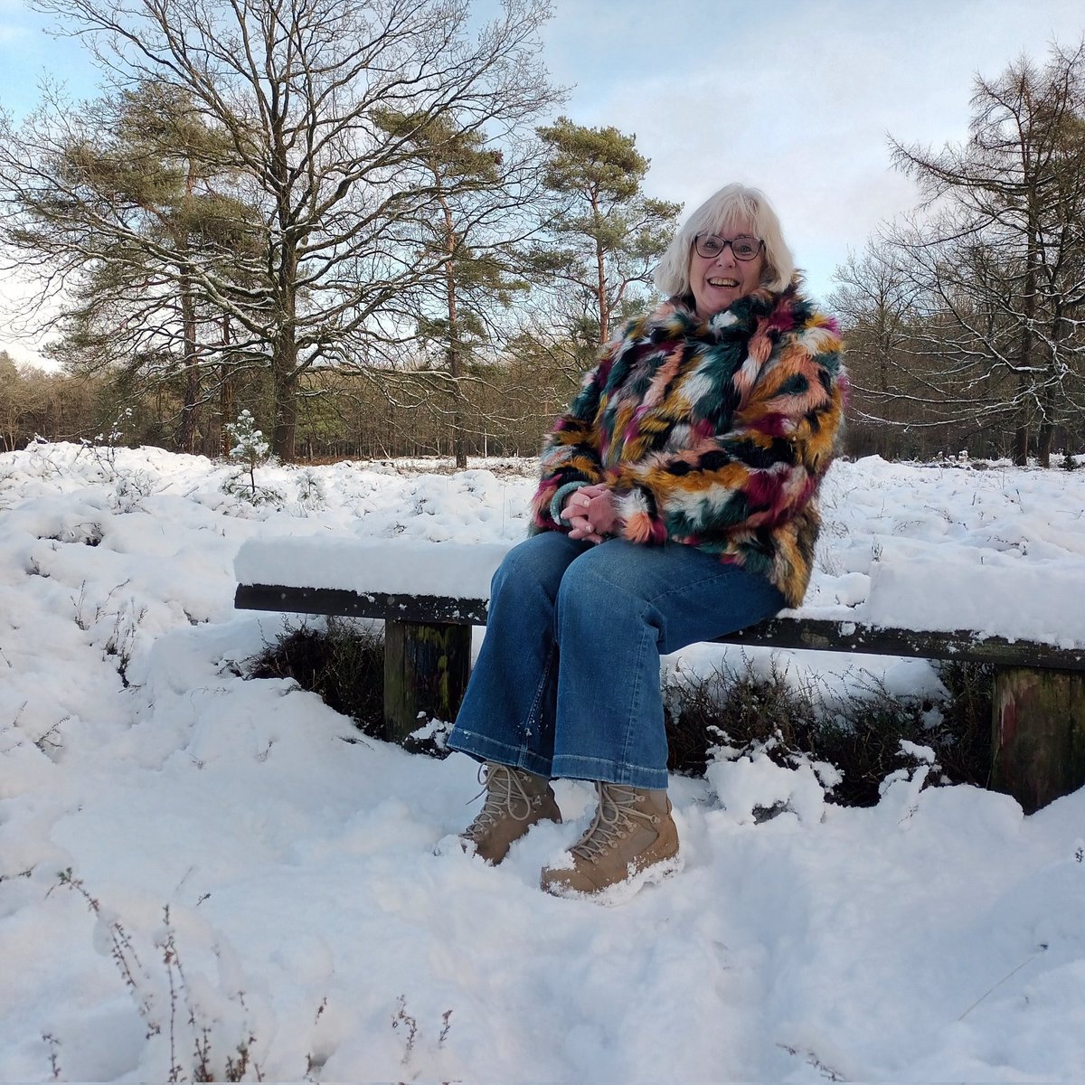 Uitdaging aangegaan gistermiddag🤭
Mijn medewandelaar naakte een stuk van t bankje sneeuwvrij
Ik ging zitten
Daarna
Je raadt t al
"Natte kont"🤣🤣🤣🧊❄️