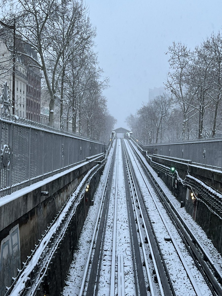 La neige tient au sol à #Paris! Des années qu’on n’avait pas vu ça! #neige ❄️