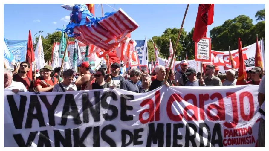 La agresión yanqui contra #VenezuelaNoEsColoniaDeNadie es lo suficientemente grave como para sentir asco por esxs nacidxs allí, pero que festejan que su tierra sea bombardeada y su presidente constitucional se encuentre secuestrado. <a href="/pcaarg/">Partido Comunista de la Argentina - Cuenta Oficial</a>