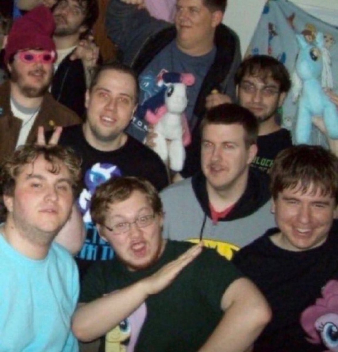 eoow_'s tweet image. ٨ ساعات لعب