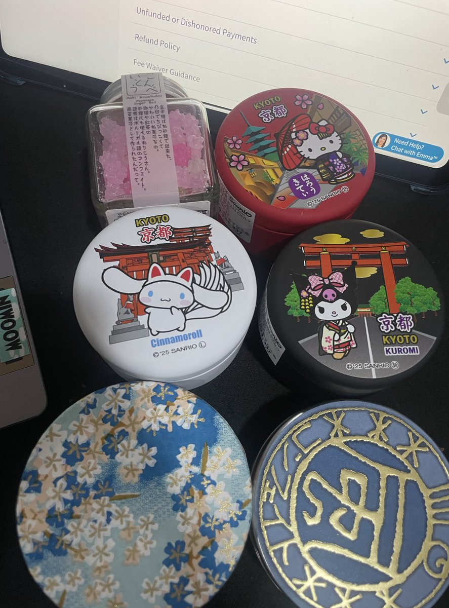 ลูกค้านิฮงจินให้มาสวัสดีปีใหม่…เป็นลูกกวาด ตลับพวก Sanrio น่ารักจุง แต่ว่าจะเก็บให้หลานแทน ละนี่เป็นคนถ้าได้ของฝากคนญี่ปุ่นคือขนมกับลูกอม พวกสินค้าอนิเมะ แต่ถ้าเป็น western คือไวน์เป็นหลัก 

(ล่าสุดของขวัญวันคริสมาสต์ที่ได้มาปีนี้นี่คือไวน์หลายขวดมากจนจะเป็นลังแล้ว