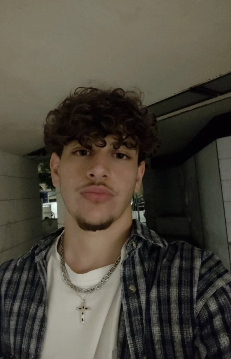 riguardo sta foto e penso che avere le labbra grandi è un privilegio e non poco