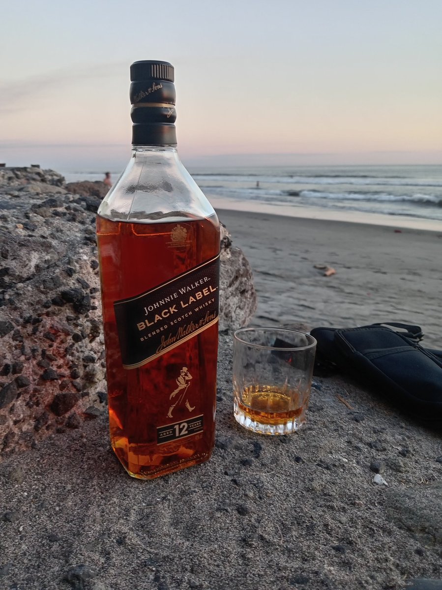 jackalexandro45's tweet photo. Merecido descanso 🥃🏖️☀️ https://t.co/JyT9RPiMA9