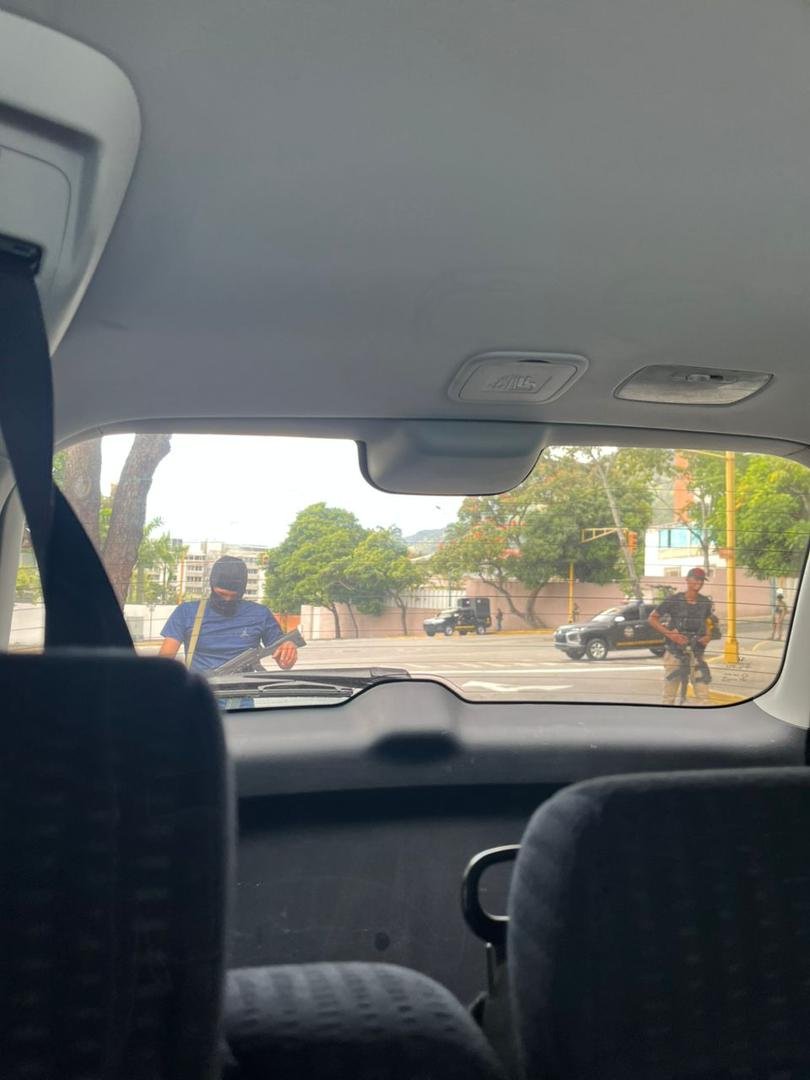 #URGENTE Reportan en #Caracas alcabalas de diferentes organismos revisando autos y telefonos en busca de personas que esten apoyando a EEUU. (fotos cortesia)