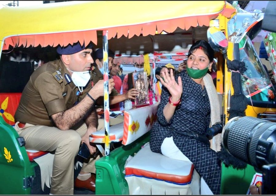 झांसी की अनीता चौधरी...  

पति कोई काम नहीं करता था, मजबूरी में वो खुद ऑटो चलाकर परिवार पाल रही थीं।  

झांसी की पहली महिला ऑटो ड्राइवर, जिनके संघर्ष को डीआईजी ने सम्मानित भी किया था।  

और आज? लहूलुहान लाश मिली। हत्या कर दी गई।  

ये सिर्फ एक महिला की हत्या नहीं... See More