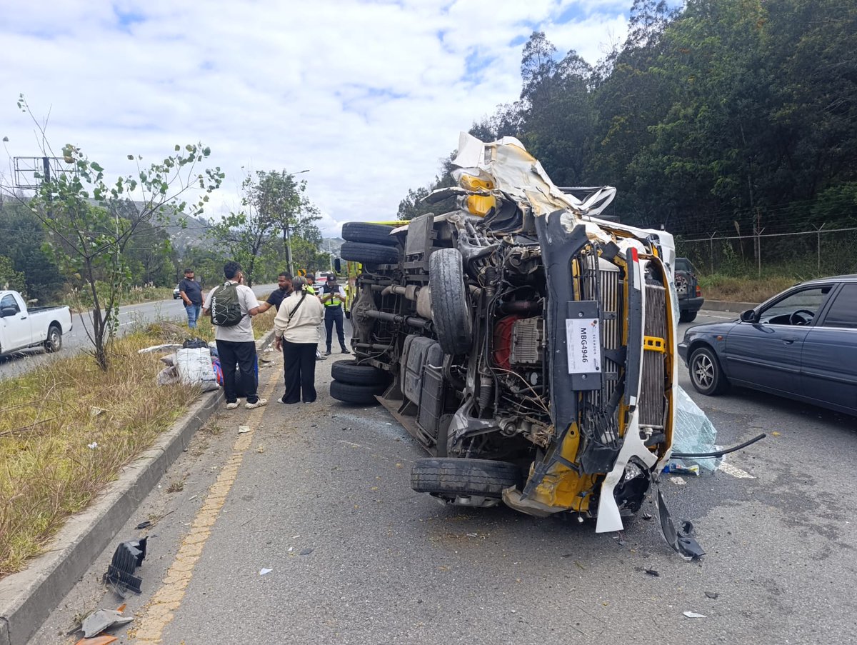 🔴#Atencion l ¡Vuelco de un vehículo en la Autopista Cuenca-Azogues!

🚫La mañana de este lunes 5 de enero de 2026, se registró un accidente de tránsito, en la autopista Cuenca - Azogues.
🚗Se reportaron dos personas heridas, quienes fueron atendidas por personal de