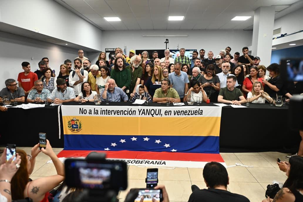 nestorpitrola's tweet image. La Conferencia de Prensa en CTA contra la intervención militar norteamericana en Venezuela convocó a una movilización multitudinaria que marchará hoy desde Plaza Italia hasta la Embajada de EEUU a las 17hs. Todos los convocantes rechazamos la posición de Milei en apoyo a la…