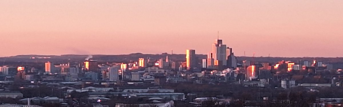 igoodison's tweet photo. @Hudsonweather Leeds city centre in https://t.co/v4IDbiZp53 glow at sunset today https://t.co/qIg7qicLMp