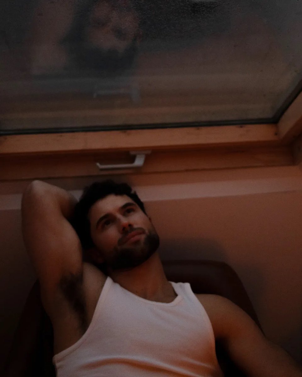 ineedsunshine_'s tweet image. and then robbie shows off his rugby arms in a new photoshoot lmaoo