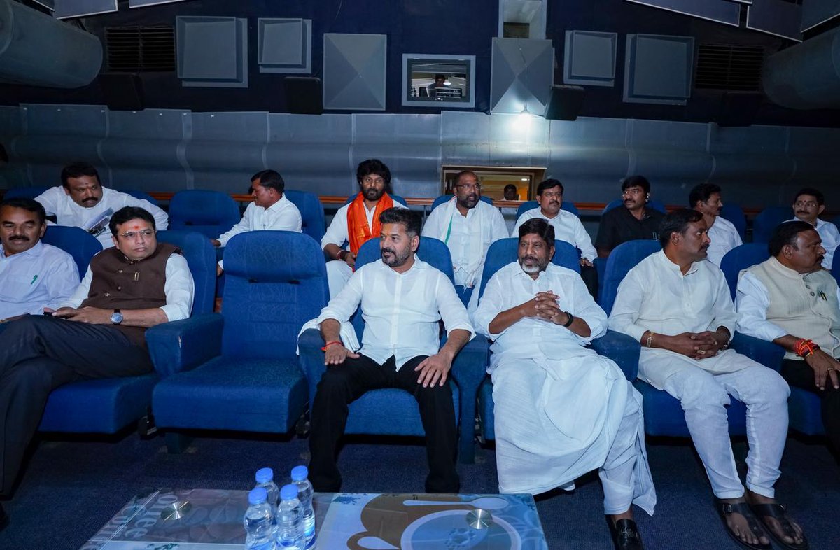revanth_anumula's tweet photo. ఈ రోజు శాసన సభ సమావేశాల అనంతరం డిప్యూటీ సీఎం శ్రీ భట్టి విక్రమార్క, సహచర మంత్రులు, ప్రజా ప్రతినిధులతో ఆర్టీసీ బస్సులో ప్రసాద్ ల్యాబ్స్ కు వెళ్లి గొప్ప సందేశాత్మక చిత్రం "పూలే" ను వీక్షించాను.

#Phule #Prasadlabs https://t.co/wB56RMbjAY