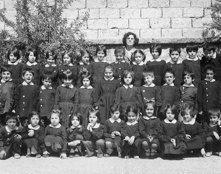 Bizler ilkokulda yurttaşlık bilgisi,
lisede mantık, sosyoloji, felsefe okuyan nesiliz. İşte onun için Kim Milyoner Olmak İster programında 15 Bin Tl yi hiç joker kullanmadan %90 kazanabilen bir nesiliz.

Biz 3 yazılı,1 sözlü imtihan olan ve kopya çekerken öğrenen bir nesiliz.