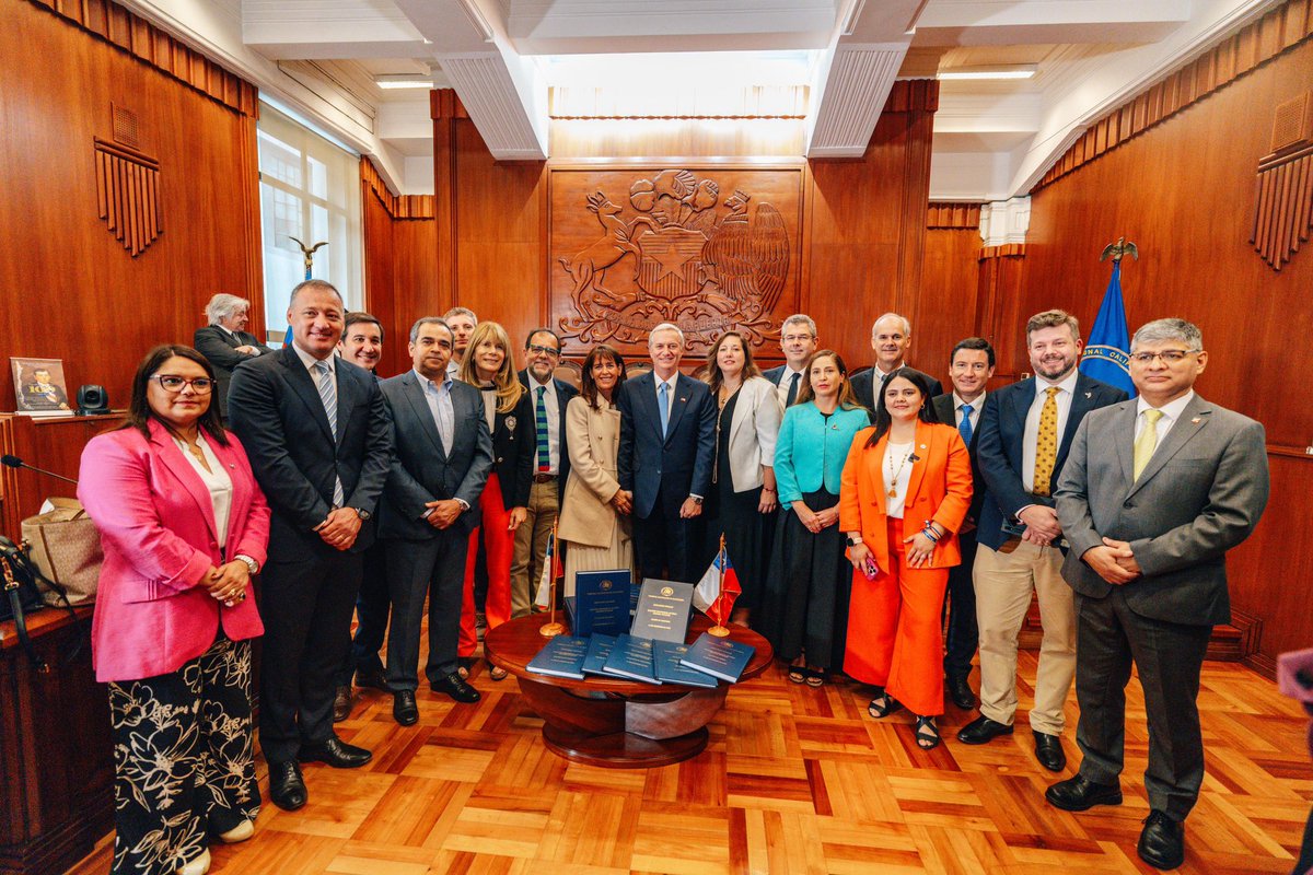 OPE_Chile's tweet photo. Este lunes, el Tribunal Calificador de Elecciones (Tricel) proclamó oficialmente a @joseantoniokast como Presidente Electo de la República de Chile, marcando un hito institucional e iniciando el proceso de transición presidencial con responsabilidad y compromiso con el país. https://t.co/zK6s3Fl2Zh