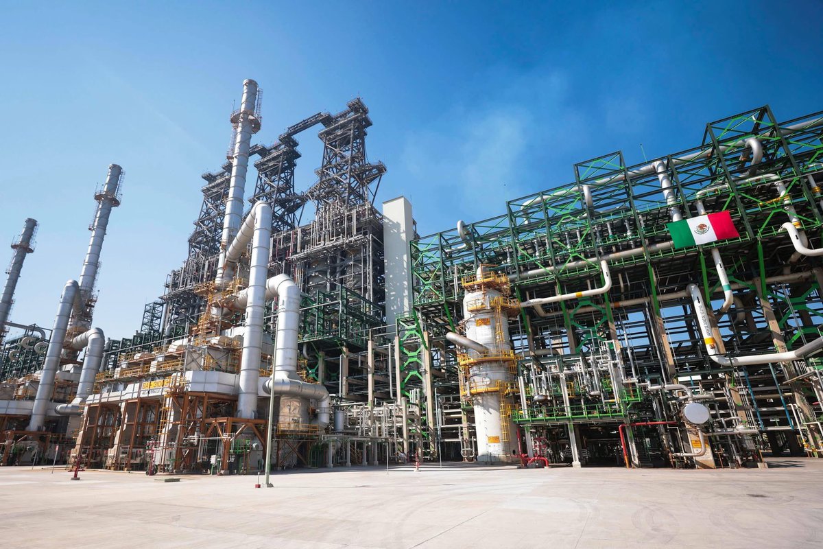 ICAMexico's tweet photo. El día de ayer se llevó a cabo el recorrido de supervisión por la Refinería de Tula “Miguel Hidalgo” con la presencia de la Presidenta @Claudiashein. La refinería procesa 270 mil barriles diarios y su reconfiguración e integración de plantas estuvo a cargo de @ICAFluorOficial https://t.co/kb98uwJSYQ