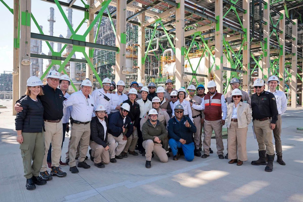 ICAMexico's tweet photo. El día de ayer se llevó a cabo el recorrido de supervisión por la Refinería de Tula “Miguel Hidalgo” con la presencia de la Presidenta @Claudiashein. La refinería procesa 270 mil barriles diarios y su reconfiguración e integración de plantas estuvo a cargo de @ICAFluorOficial https://t.co/kb98uwJSYQ