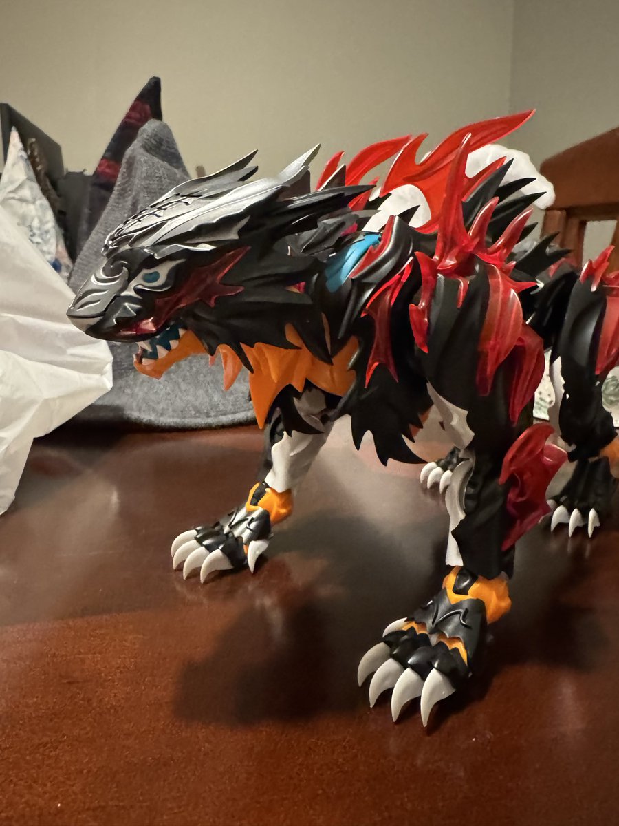 Not a zoid, but some Chinese kit that turned out not half bad, very pointy. It’s a ShenX kit. There’s three different tigers and three Asian dragons