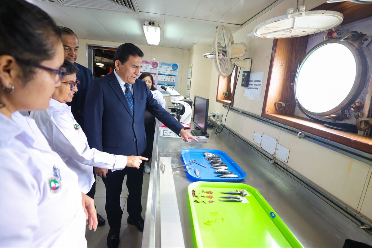 #GobiernoEnAcción | Ciencia y compromiso en el mar. 
Desde el Callao, a bordo del BIC Humboldt, el ministro de la Producción, César Quispe Luján, lideró el izamiento del Pabellón Nacional junto al Instituto del Mar del Perú, reafirmando el respeto a nuestros símbolos patrios y el