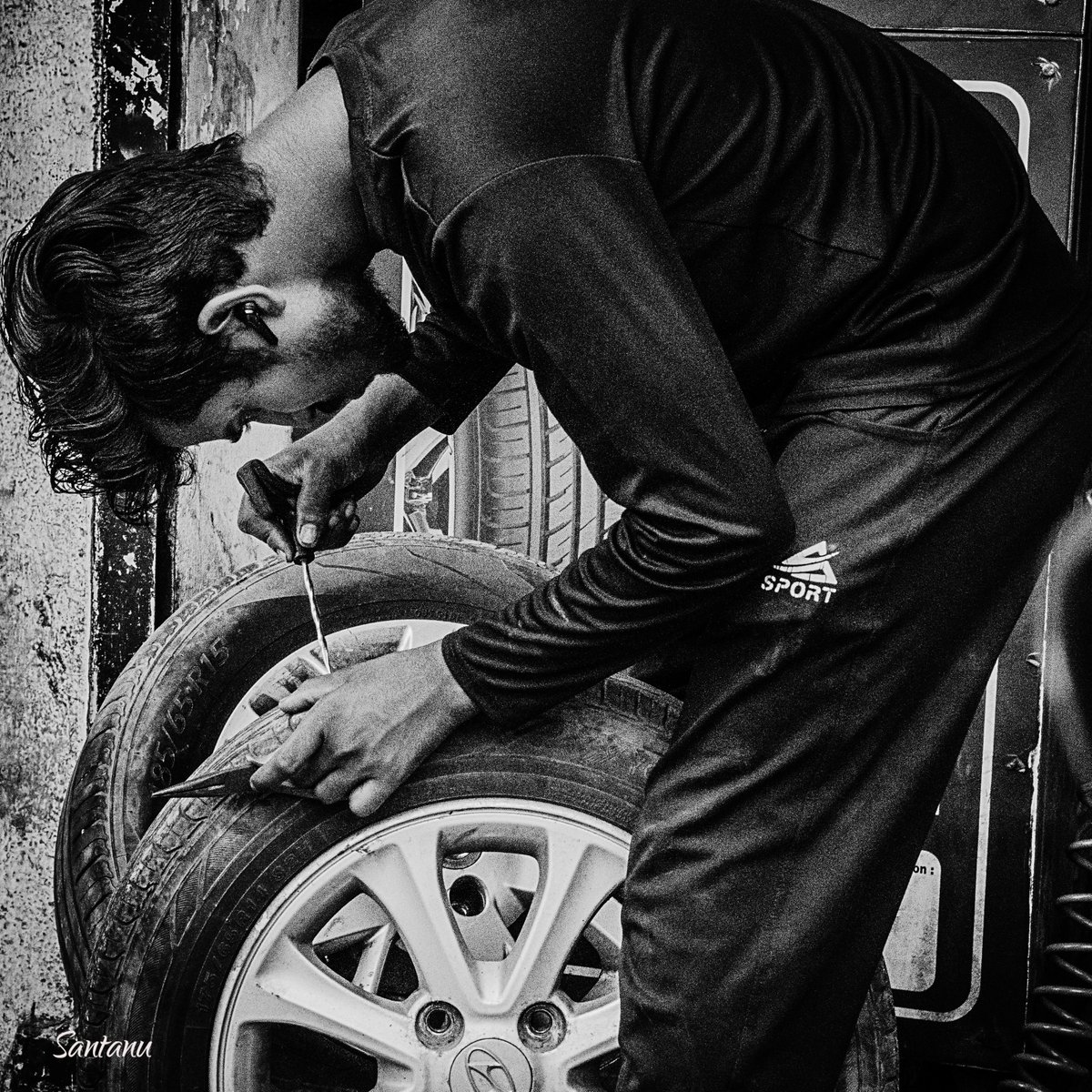 Santanu_pl's tweet photo. Eᴀᴄʜ ᴄᴀʀᴇꜰᴜʟ ᴛᴜʀɴ ᴏꜰ ʜɪꜱ ᴡʀɪꜱᴛ ᴡʀɪᴛᴇꜱ ᴀɴᴏᴛʜᴇʀ ᴜɴꜱᴇᴇɴ ꜱᴛᴏʀʏ ᴏꜰ ʟᴀʙᴏᴜʀ.
A ɢʟɪᴍᴘꜱᴇ ᴏꜰ ᴇᴠᴇʀʏᴅᴀʏ ʟɪꜰᴇ ɪɴ Cʜᴇɴɴᴀɪ,
Cᴀᴘᴛᴜʀᴇᴅ ᴏɴ 2024-01-14 10:19:37 ᴀᴍ

#MonochromeStreet #BWPortraits #StreetWorkers #LifeOnTheStreets https://t.co/MIVc5B6zL3
