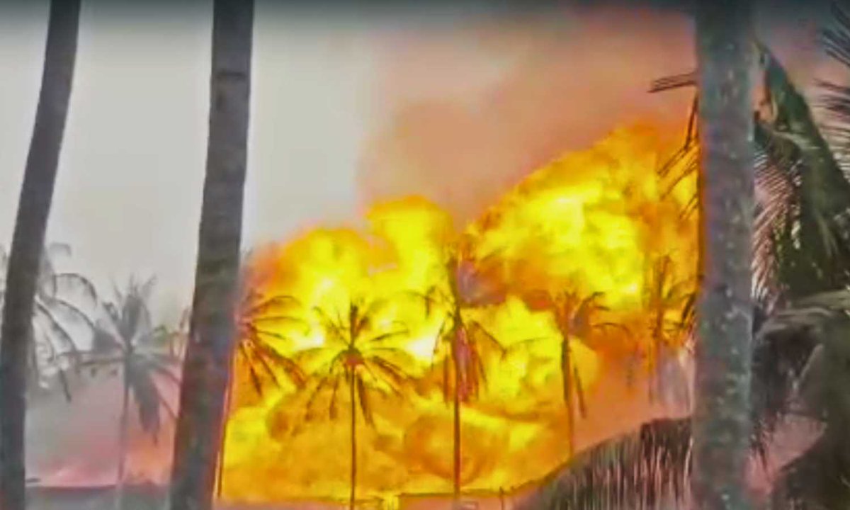 newsagehyd's tweet photo. An explosion damaged an ONGC pipeline in Andhra Pradesh’s Konaseema district, triggering gas leak fears. Emergency teams rushed to the site, and safety checks are ongoing.
#ONGC #Konaseema #PipelineExplosion
https://t.co/SCAybyfmly https://t.co/fjVFfjIVa9