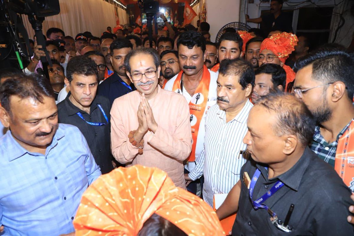 ShivSenaUBT_'s tweet photo. मराठी माणसाचा आवाज घुमणार,
मुंबई महापालिकेवर शिवशक्तीचा भगवा फडकणार!

आज लालबाग मार्केट येथे शिवडी विधानसभेतील शिवसेना (उद्धव बाळासाहेब ठाकरे)-महाराष्ट्र नवनिर्माण सेना-राष्ट्रवादी कॉंग्रेस (शरदचंद्र पवार) शिवशक्तीचे उमेदवार श्रध्दा जाधव, भारती पेडणेकर, किरण तावडे, सुप्रिया दळवी आणि सचिन पडवळ ह्यांच्या प्रचारसभेला पक्षप्रमुख मा. श्री. उद्धवसाहेब ठाकरे ह्यांच्या उपस्थितीत आयोजन केले होते. उद्धवसाहेबांनी सर्व उमेदवारांचे अभिनंदन करुन शुभेच्छा दिल्या. ह्यावेळी शिवसेना नेते खासदार अरविंद सावंत, मनसे नेते बाळा नांदगावकर, आमदार अजय चौधरी, शिवसेना सचिव सुधीर साळवी तसेच इतर पदाधिकारी उपस्थित होते.
