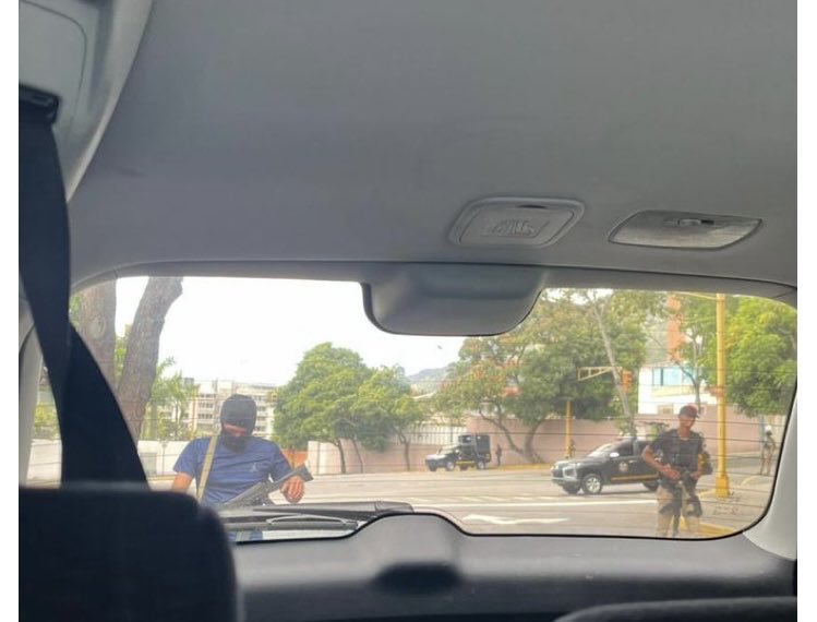 lilianaf523's tweet image. 🚨🚨COMIENZA LA CACERIA EN VENEZUELA‼️

El narcorégimen da la orden de perseguir y arrestar a todo el que apoye la captura de NICOLAS MADURO por parte de Estados Unidos.