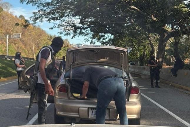 lilianaf523's tweet image. 🚨🚨COMIENZA LA CACERIA EN VENEZUELA‼️

El narcorégimen da la orden de perseguir y arrestar a todo el que apoye la captura de NICOLAS MADURO por parte de Estados Unidos.