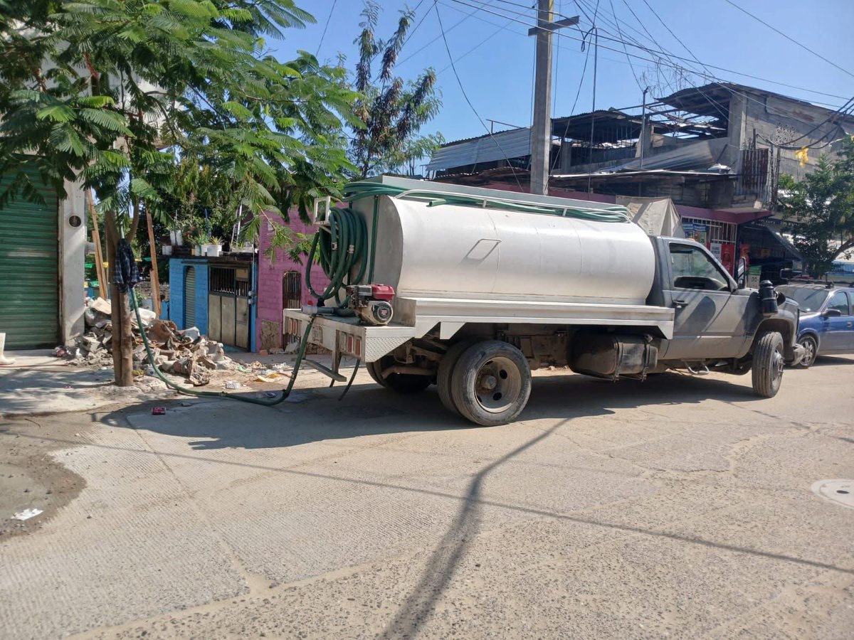 En Acapulco…

Llueve: no hay agua
No llueve: no hay agua
Tiembla: no hay agua
No tiembla: no hay agua.

La administración de <a href="/AbelinaLopezR/">Abelina López Rodríguez</a> siempre busca una excusa para justificar que no hay agua en Acapulco.

Ahora afirman que por el sismo el puerto se quedará mínimo un mes