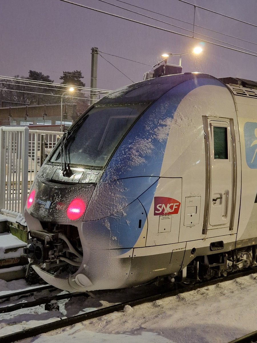 Le train il est congelé j'adore !!!