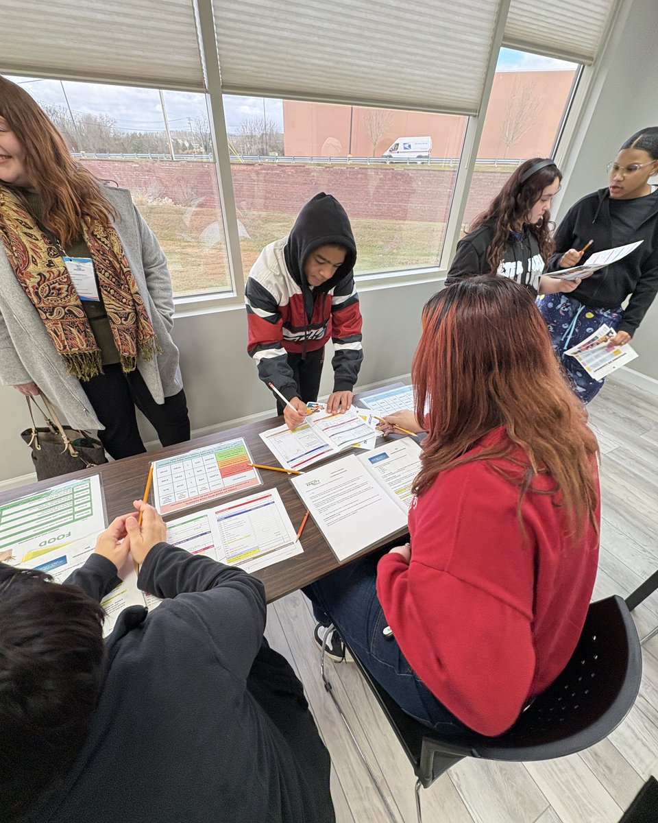 UECUhappy's tweet image. The Greater Reading Reality Fair closed out 2025 with a mini-fair for students served by @JusticeWorksFOS &amp;amp; @OlivetBGC. Students created a budget for independent living with help from volunteers from UECU and other local credit unions. #UECUproud #UECUhappy #PeopleHelpingPeople