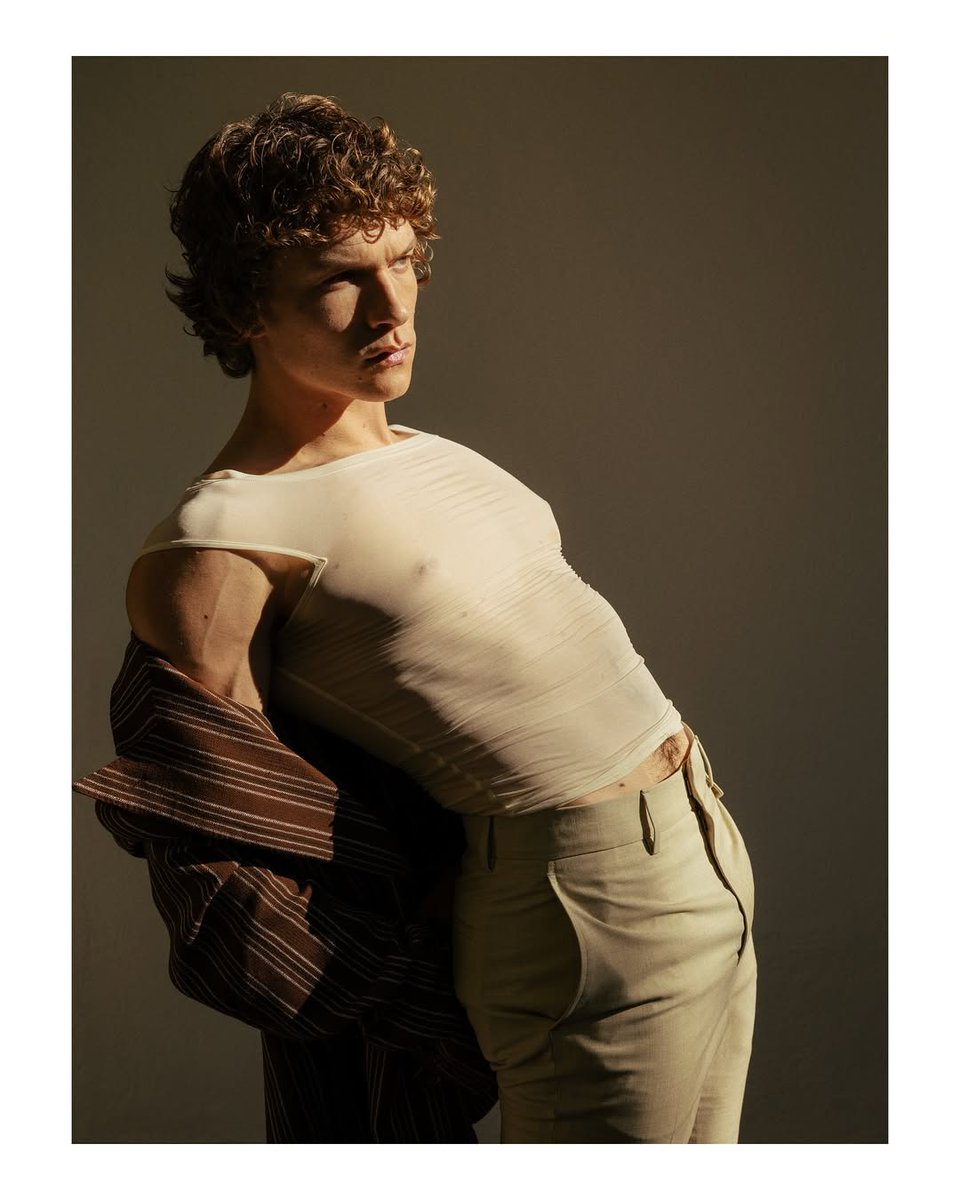 Connor Storrie stuns in new photos for Behind The Blinds Magazine. The issue will be released in april.

📲 behindtheblinds via instagram