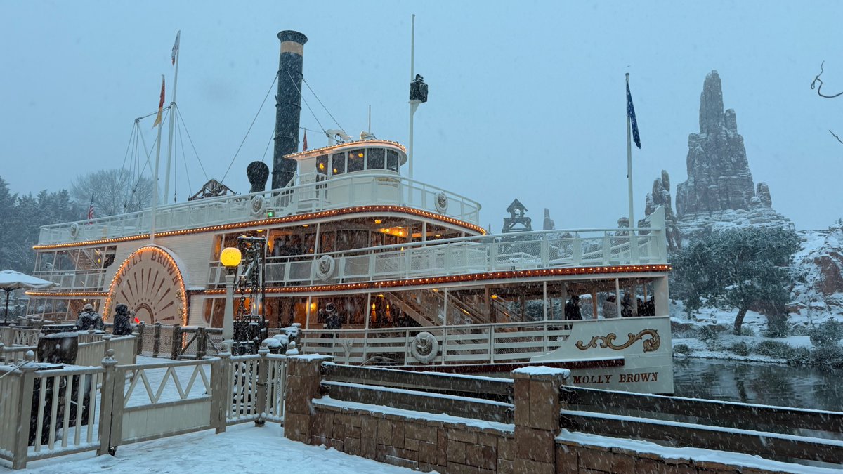 dlrpfans's tweet photo. It's cold outside
#DisneylandParis #DLP #Snow #WinterMagic #DisneyMagic #MainStreetUSA #ThemeParkMagic https://t.co/A1NgTSh78L
