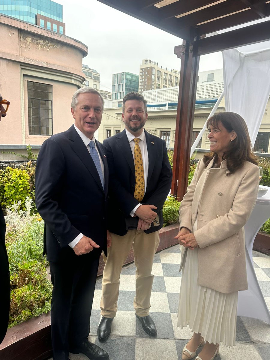 Con el presidente electo <a href="/joseantoniokast/">José Antonio Kast Rist 🖐️🇨🇱</a>  y la primera dama, María Pia Adriasola, en la ceremonia que se realizó en el Tribunal Calificador de Elecciones.  Mis mejores deseos de éxito para  la dura tarea que el pueblo de Chile les ha encomendado.