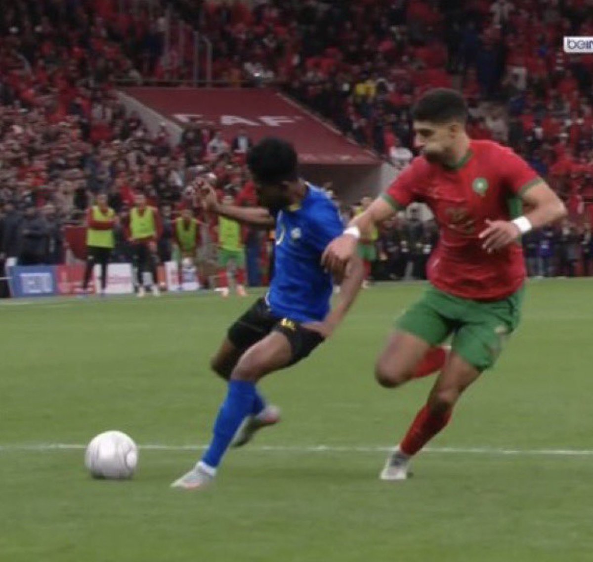 El__Rocma's tweet photo. Ils ont commencé par dire que la CAN 2025 au Maroc n’aurait pas de hype.

Ensuite, ils ont utilisé les conditions météorologiques pour critiquer.
Et aujourd’hui, ils se basent sur un fait de jeu pour dire que le Maroc aurait volé la Tanzanie.

Ce sont les mêmes profils. Ce qui montre à quel point vous êtes de mauvaise foi, c’est que bien avant ça, un carton rouge voire deux aurait dû être donné à la Tanzanie, sans oublier la faute évidente sur El Kaabi.

Plus les jours passent, plus vous sentez qu’on est capables d’aller au bout. C’est ça qui vous fait mal. 🇲🇦🔥