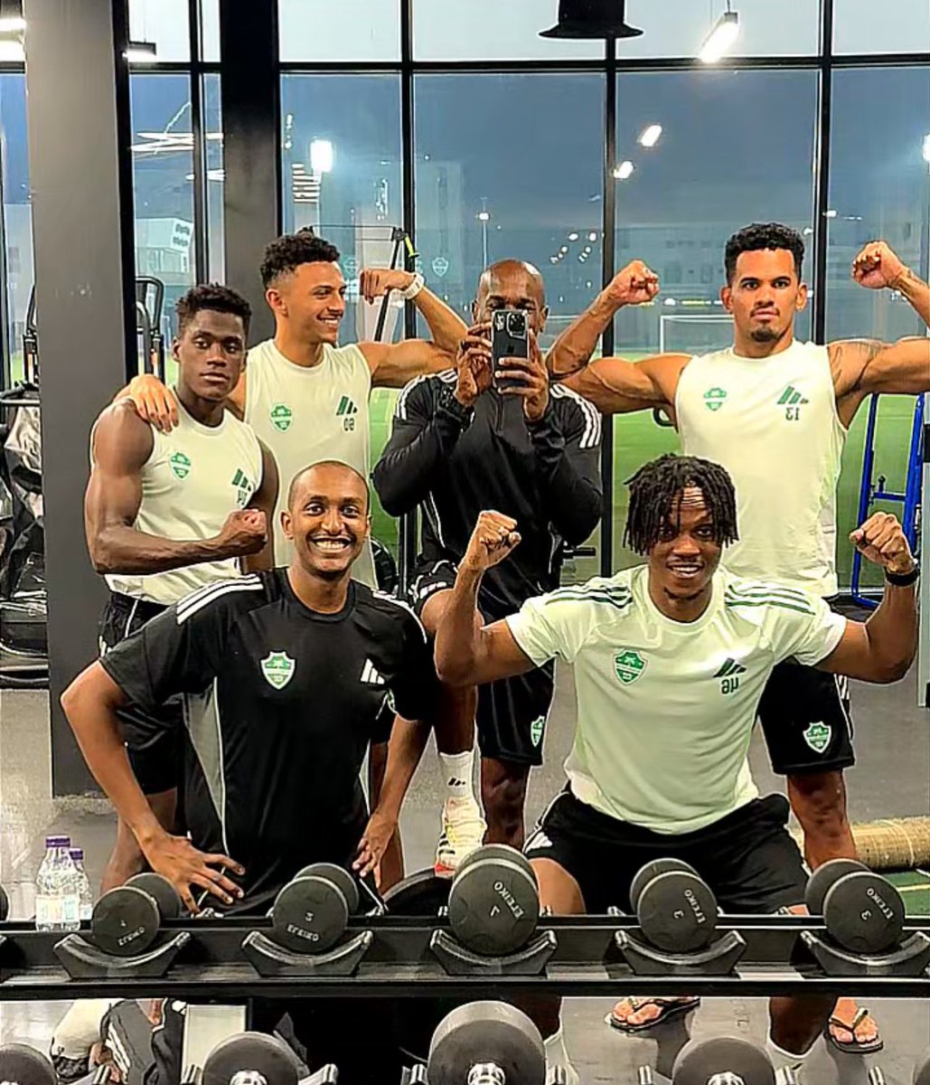 diario_AFC's tweet image. 💪🏽 لاعبين الفريق يستعرضون عضلاتهم بعد نهاية التدريبات رفقة المعد البدني.