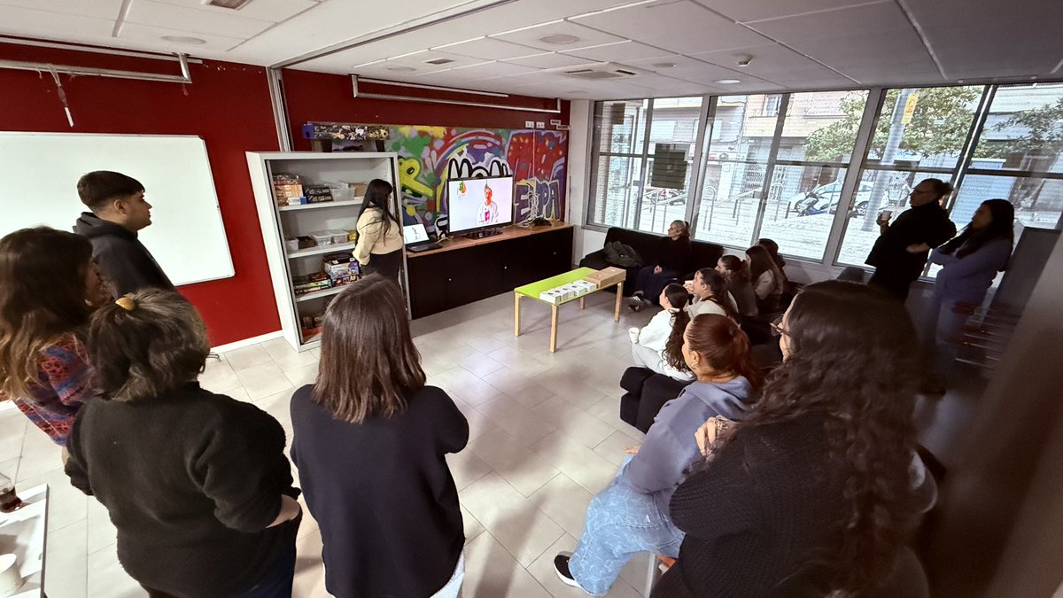 FelipeCamposlh's tweet image. Hoy en Itaca hemos parado un momento para decir gracias.
Gracias a quienes lleváis años dejándoos la piel, sosteniendo este proyecto con constancia, compromiso y corazón.

Recibir el obsequio por mis más de quince años en @aeitaca me ha emocionado de verdad. Ha sido recordar que…