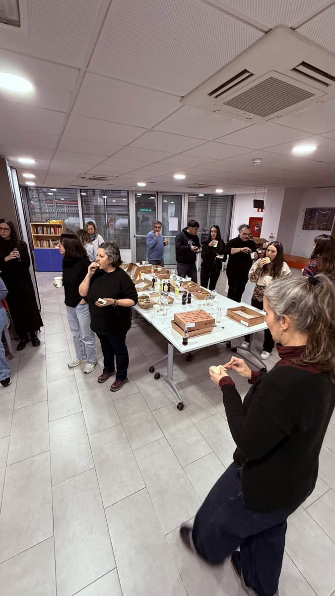 FelipeCamposlh's tweet image. Hoy en Itaca hemos parado un momento para decir gracias.
Gracias a quienes lleváis años dejándoos la piel, sosteniendo este proyecto con constancia, compromiso y corazón.

Recibir el obsequio por mis más de quince años en @aeitaca me ha emocionado de verdad. Ha sido recordar que…