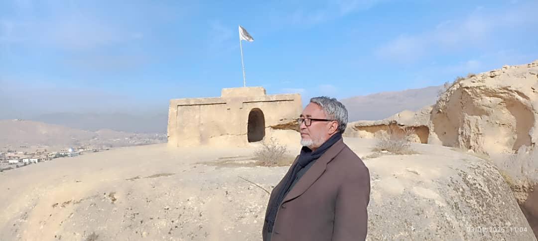 babasafdari's tweet photo. سال نو مبارک! 
همگی برای تفریحات سال نو، به مراکز باستانی و تاریخی تشریف برده بودند. امسال برای بنده هم نصیب شد که به تخت رستم شرف یاب شوم.
جای همگی خالی! https://t.co/keFck41fxU