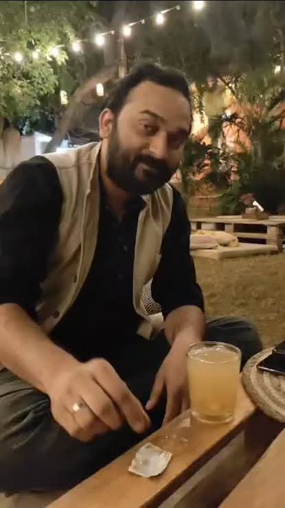 NigarNawab's tweet photo. नाम: हसीन रहमानी
काम: मेरी जैसी लड़कियों को फंसाकर यौन उत्पीड़न करना, फोटो वीडियो बनाकर ब्लैकमेलिंग, उगाही, सब दरिंदगी।
मगर मैं भी पढ़ी लिखी बेटी हूं, दरिंदों के गिरोह को  पता चले
ये तिहाड़ जेल जा चुका है। FIR होने और मजिस्ट्रेट पर पेशी के बाद।

मेरे जैसी एक पीड़ित बेटी के लिए नहीं तो, मीडिया सोशल मीडिया में एक्टिव तमाम बेटियों की ज़िंदगी की फिक्र में पोस्ट पढ़िए।
कैसे लड़कियों को ट्रैप करके मनमाने काम करवाता है, नेताओं और करीबियों को खुश करने के लिए इस्तेमाल होती रहो तो प्रेमिका बनाकर साथ रखता है। ऐसा करने से इनकार कर दो तो दूसरी लड़की से निकाह, तीसरी लड़की से निकाह करके, धोखेबाजी, झूठ फरेब लूट ठगी की दुकान खोल देता है ये।
इसके चंगुल में फंसी तीन लड़कियों को जानती हूं, इसी की तरह हरकतें कर रही एक सह साजिशकर्ता लड़की को भी, मगर इसकी करतूत इसलिए बता रही हूं क्योंकि सबसे बड़ी पीड़िता खुद रही हूं।
एम्स में अपनी जिंदगी बचाने की लड़ाई, पुलिस स्टेशन और कोर्ट में इसे सजा दिलाने की लड़ाई साथ चल रही है।
दरिंदे को ज़िंदगी भर जेल में रखने की सजा की चाहत ही मेरी हिम्मत है।

मैं इसके झूठे प्रेम प्रपंच का शिकार कितने साल तक थी सब FIR और कोर्ट में बता चुकी हूं। मगर ये केस रिश्ते बनने टूटने भर का नहीं है। इसने दो अलग बीवियां आलरेडी रखी हैं वो भी एक दूसरे से अनजान हैं और इसी से निकाह होने का दावा कर रही हैं।
सारी बातें तब सामने आ रही हैं जब मुझसे रोका करने के बाद अजीबोगरीब डिमांड करना शुरू कर दिया।
शालू नाम की लड़की ने निकाहनामा भेजा। रूबा नाम की लड़की घर बुलाकर लिव इन दिखाई, निकाह के बारे में बताई, उसका बच्चा इसकी फोटो को देखकर अब्बू बोल रहा है।
ये लड़कियां भी ट्रैप हुई हैं या फिर साजिशन मिली हुई हैं नहीं पता मगर एक सीरियल सेक्स क्रिमिनल को अपना समझ रही हैं। जबकि 15 साल के रिश्ते वाली लड़की यानी मुझसे पूछ लेंगी आपबीती तो इनकी रूह कांप जाएगी। कैसे यौन अपराध करता है और फोटो वीडियो के नाम पर ब्लैकमेल करके सब कुछ मनचाहा काम करवाता है। 
मैंने न्याय का रास्ता चुना है, पुलिस थाने गई और कोर्ट गई हूं। बाकी की शिकार लड़कियों के लिए राह आसान हो गई है सामने आकर इसे एक्सपोज कर सकती हैं।

मुझे पता है भाई समर राज और पुनीत सिंह, बहन तान्या यादव, आप लोग इस घटिया इंसान की वजह से इन सबसे डिस्टेंस बना लिए हैं। इसकी ठगी झूठ फ्रॉड का शिकार खुद हुए हैं। भरोसा है आप लोग न्याय का पक्ष चुनेंगे। पीड़िता के साथ सॉलिडेरिटी होगी। 
बोलता हिंदुस्तान की पैरंट कंपनी में आप लोग डायरेक्टर हो बहुत बाद में पता चला, ये तो खुद को संस्थान का अकेला मालिक बताकर सबको ठगता है।
सोशल मीडिया और मीडिया के साथियों से भी निवेदन है कि एक बहन की पुकार सुनें और दिल्ली पुलिस साउथ ईस्ट जोन के अधिकारियों को टैग करके मेरी सुरक्षा सुनिश्चित करवाएं।
एक्सपोज हो रहा अपराधी हसीन रहमानी अगर जमानत पर जेल से निकल आएगा तो मुझे नुकसान पहुंचाएगा, बर्बाद कर देने की धमकी कबसे दे रहा है।