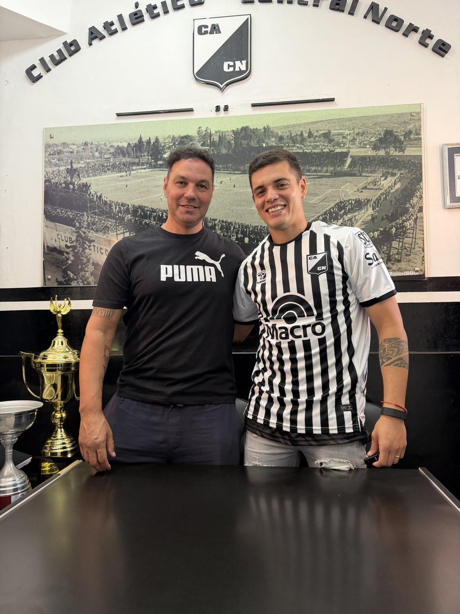 DemianErlich's tweet photo. En la firma con Agustín Chicho Aleo en @centralnorteweb 📄🖊️⚽️🐦‍⬛ https://t.co/4feWwzIpNL