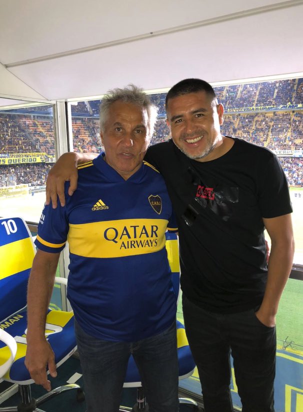 paseclave__'s tweet photo. 🔥💣 “ME GUSTA LA MANERA DE MANEJAR EL CLUB DE ROMÁN. ES PUEBLO, ES POPULAR” - La opinión del Beto Márcico sobre la gestión de Riquelme

“Yo tengo a una persona jugando hockey en Boca. Vos ves a la noche y cambió todo esto. Ahora van a hacer un mini estadio. 

Yo hablo con los hinchas y les digo: ‘¿No lo hubieses traído a Briasco que era el mejor jugador de Huracán? ¿A Janson no lo hubieses traído que era el goleador de Vélez en la Copa Libertadores?’”