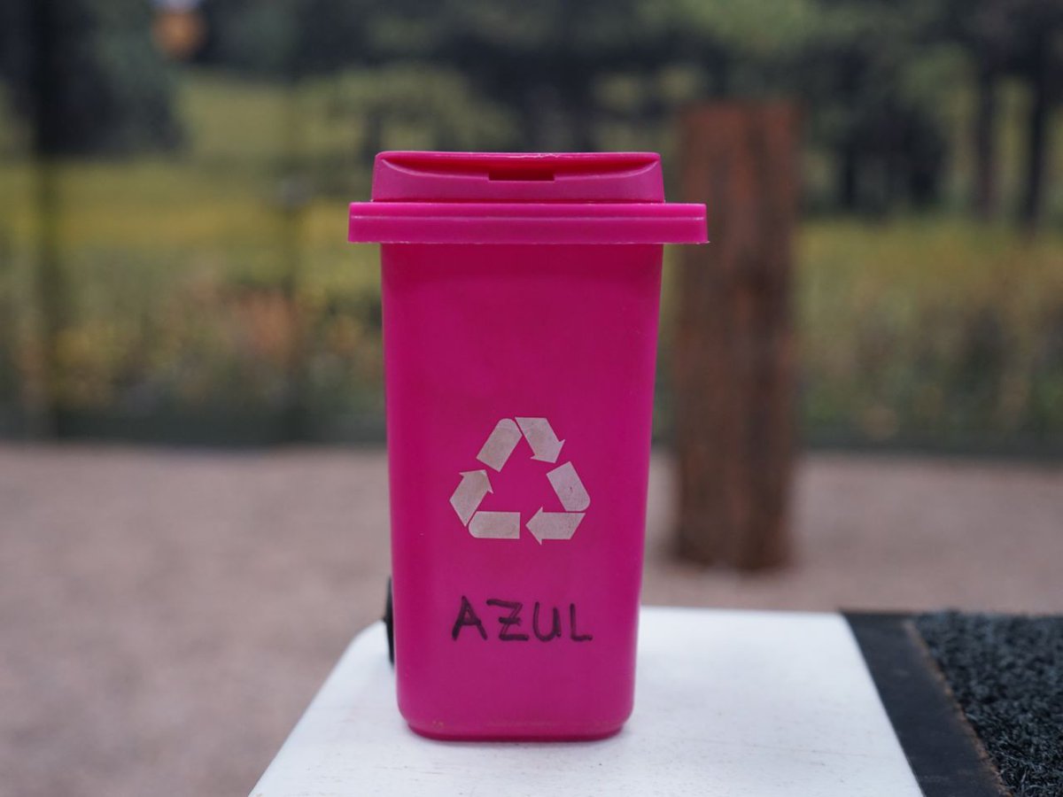 ArizonaDEQ's tweet photo. Have you ever seen a bird recycle? ♻️
Meet Azul (aka The Recycling Bird) at the White Mountain Nature Center! With the help of volunteers, Azul shows off her skills during raptor training shows by dropping items into the recycling bin like a pro.
#ADEQCommunity #NationalBirdDay https://t.co/OMFUl4MzOb