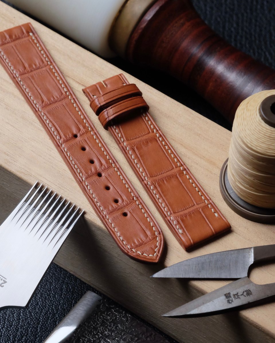 AtelierDecoster's tweet image. Bracelet Cartier (plat 2.5 mm) en alligator mavala gold, fil cream (XXS) et peinture des bords gold #atelierdecoster #decoster #artisan #handmade #handstiched #handmadeinbelgium #madeinbelgium #handmadewatchstrap #bespokewatchstrap #customwatchstrap #handmadeleatherwatchstrap